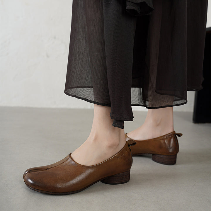 Mocassins à enfiler en cuir de vache lavé à bout fendu Tabi pour femmes en caramel/marron