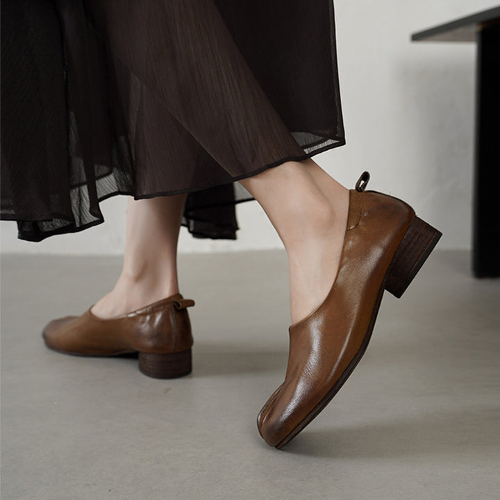 Mocassins à enfiler en cuir de vache lavé à bout fendu Tabi pour femmes en caramel/marron