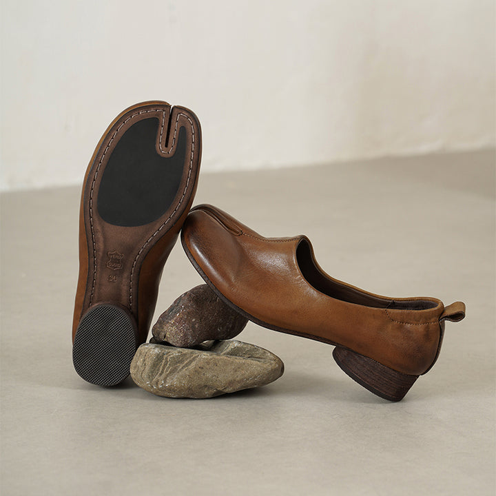 Mocassins à enfiler en cuir de vache lavé à bout fendu Tabi pour femmes en caramel/marron
