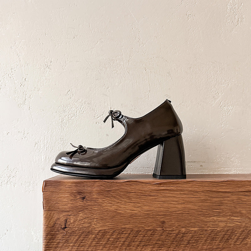 Pompes Mary Jane chunky de 75 mm en cuir de vache avec nœud dans le style Y2K en marron/noir
