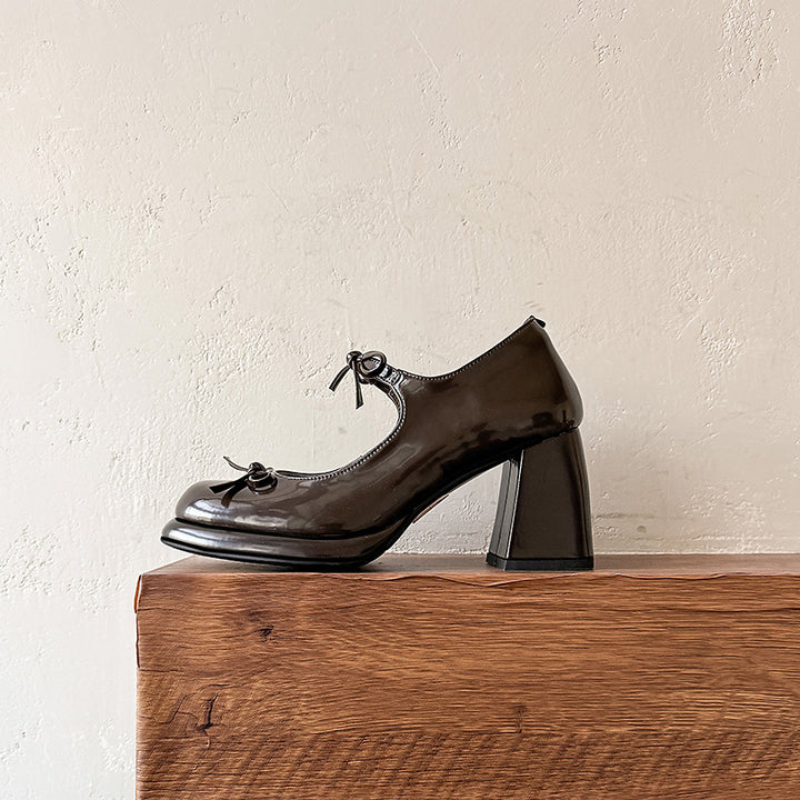 Pompes Mary Jane chunky de 75 mm en cuir de vache avec nœud dans le style Y2K en marron/noir