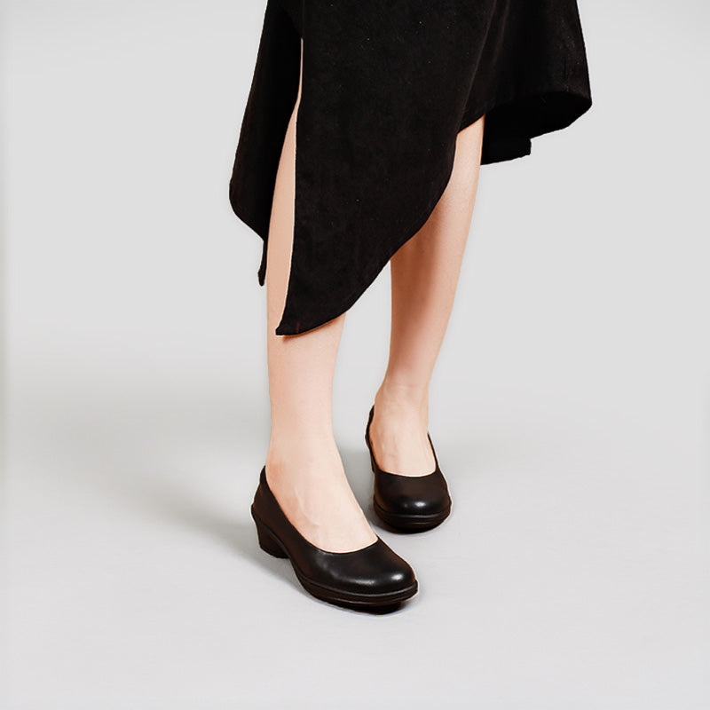Escarpins en cuir faits main minimalistes pour le bureau en beige/noir pour femmes