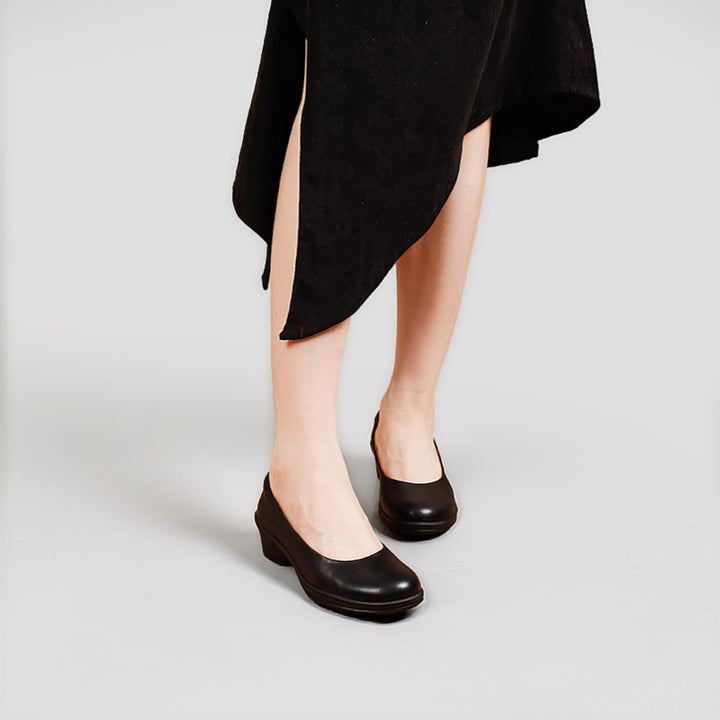 Escarpins en cuir faits main minimalistes pour le bureau en beige/noir pour femmes