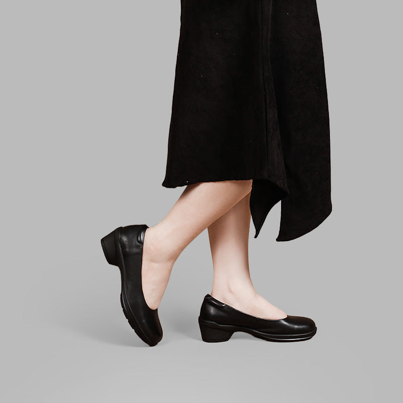 Escarpins en cuir faits main minimalistes pour le bureau en beige/noir pour femmes