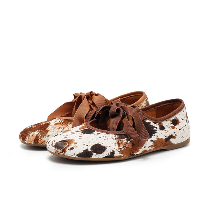 Ballerines en cuir avec imprimé vache faites à la main avec lien en ruban en café/marron