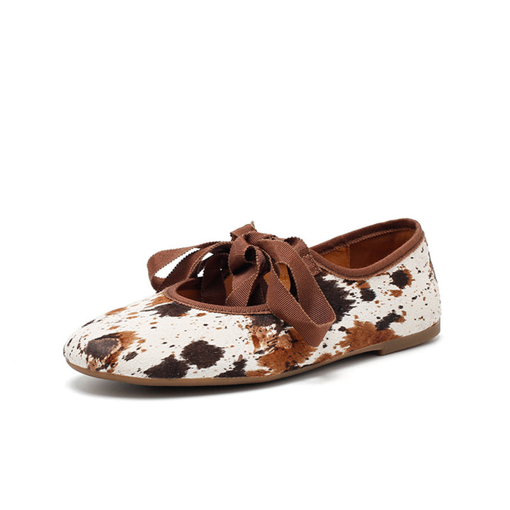 Ballerines en cuir avec imprimé vache faites à la main avec lien en ruban en café/marron