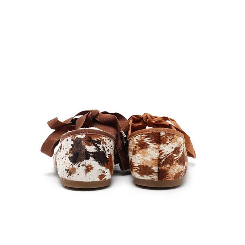 Ballerines en cuir avec imprimé vache faites à la main avec lien en ruban en café/marron