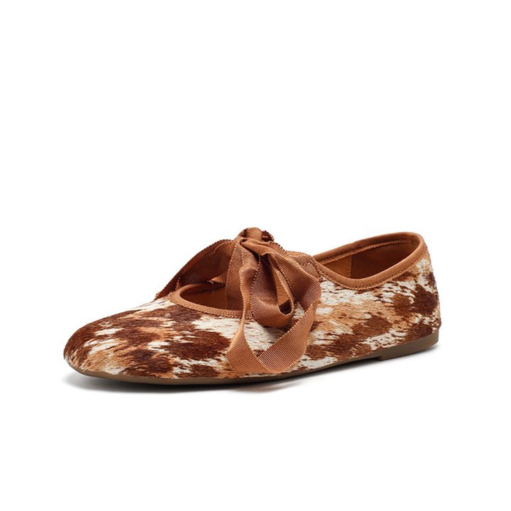 Ballerines en cuir avec imprimé vache faites à la main avec lien en ruban en café/marron