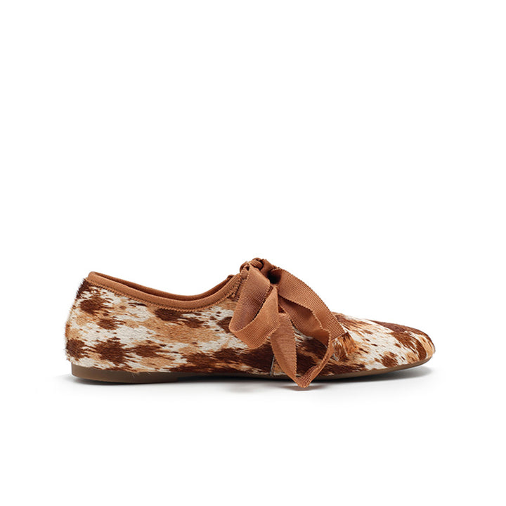 Ballerines en cuir avec imprimé vache faites à la main avec lien en ruban en café/marron