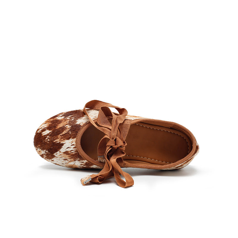 Ballerines en cuir avec imprimé vache faites à la main avec lien en ruban en café/marron