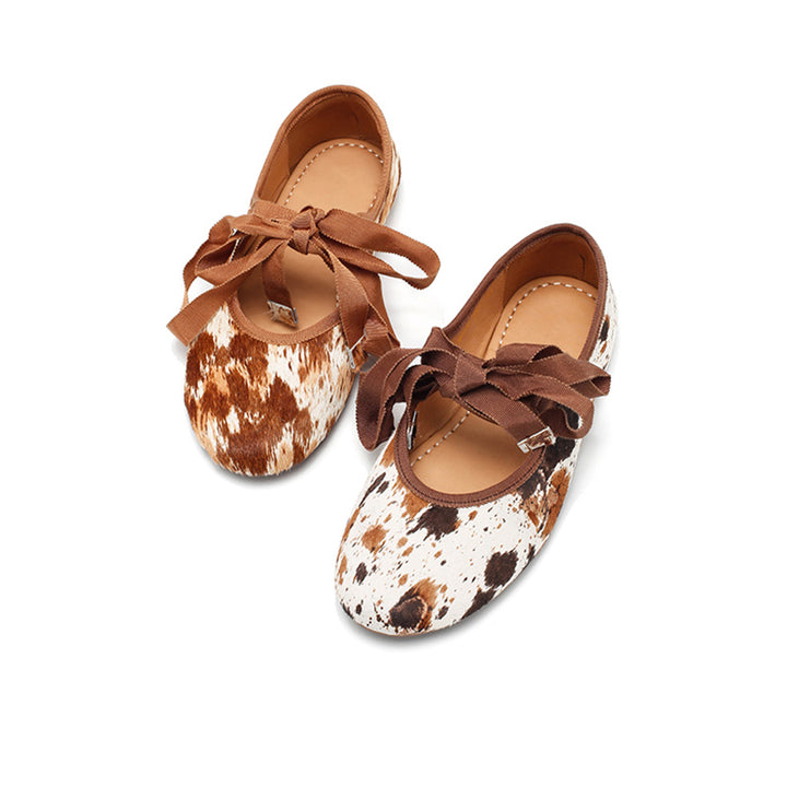 Ballerines en cuir avec imprimé vache faites à la main avec lien en ruban en café/marron