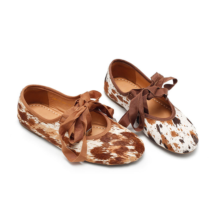 Ballerines en cuir avec imprimé vache faites à la main avec lien en ruban en café/marron