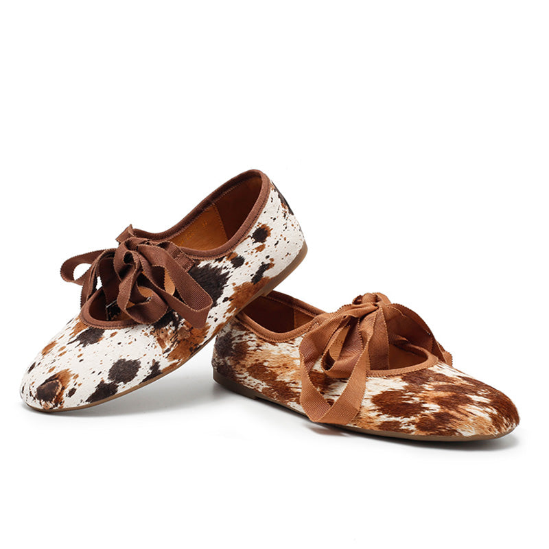 Ballerines en cuir avec imprimé vache faites à la main avec lien en ruban en café/marron