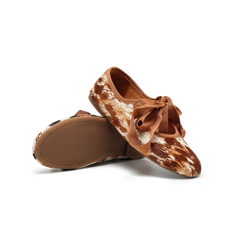 Ballerines en cuir avec imprimé vache faites à la main avec lien en ruban en café/marron