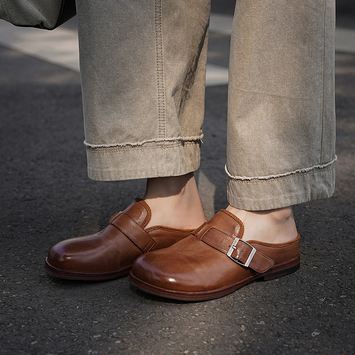 Mules en cuir de cheval lavé faites à la main pour femmes en marron/noir