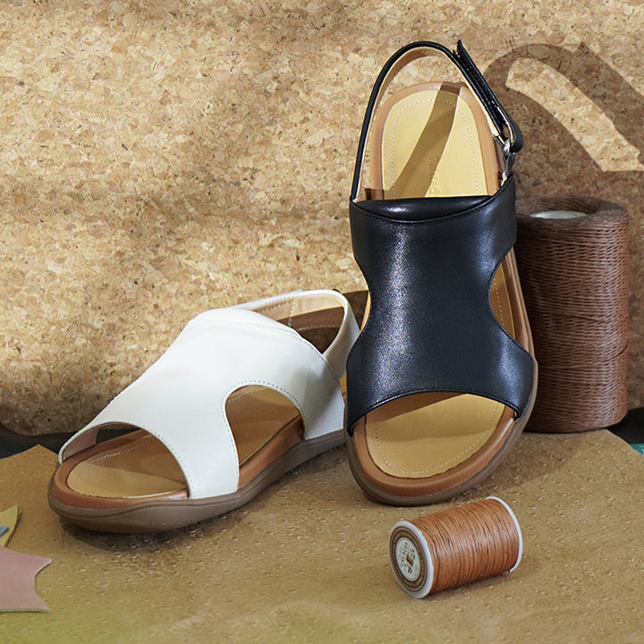 Sandales en cuir ouvertes à talon slingback plates pour femmes avec velcro en noir/beige