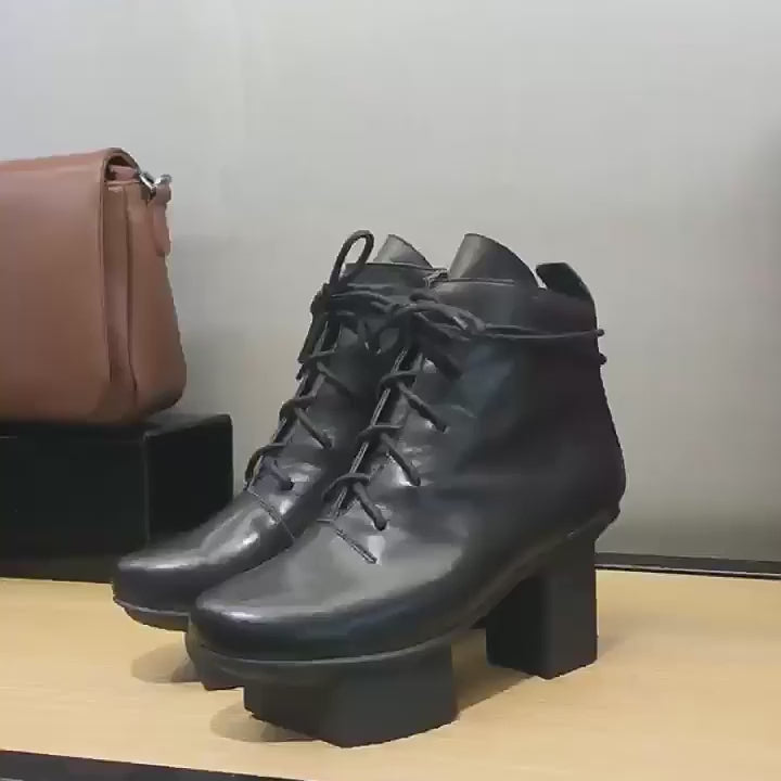 Bottes à talon plateforme en cuir faites main pour femmes, à chevilles, avec talon sculptural inspiré des geta en noir de couleur personnalisée