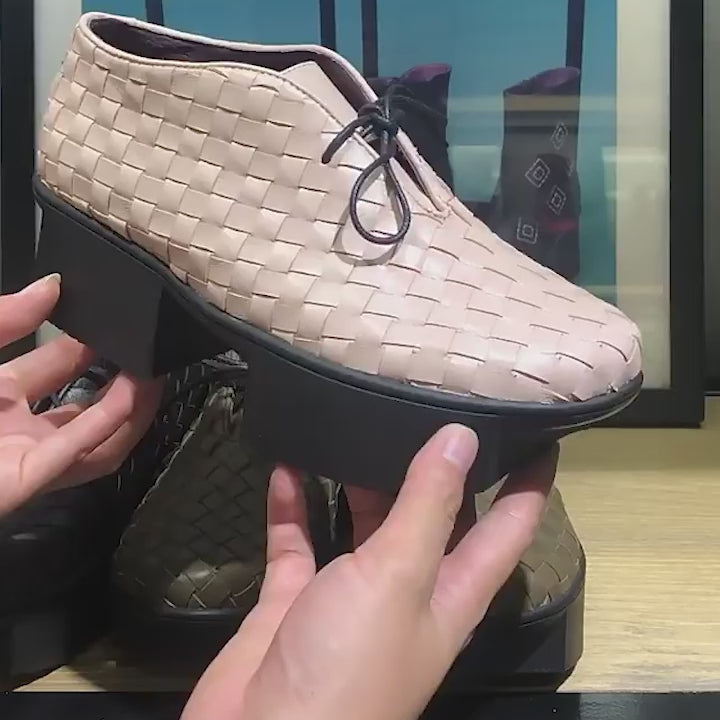 Chaussures à talon plateforme en cuir tressé faites main avec design sculptural inspiré des geta en café foncé/rose/vert céladon de couleur personnalisée