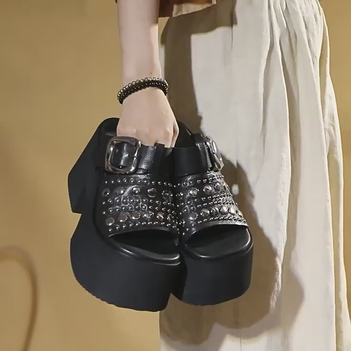 Sandales à talons plateforme en cuir cloutées audacieuses à bout ouvert pour femmes en noir/vert