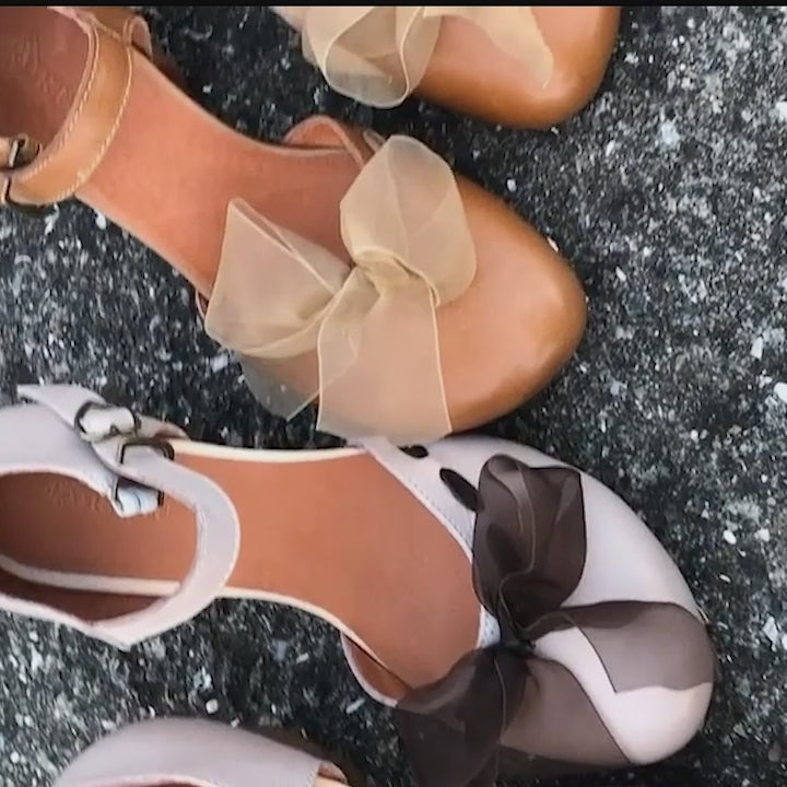 Chaussures pour femmes en cuir faites main à talon moyen, bout rond, sandales rétro à boucle marron/blanc cassé