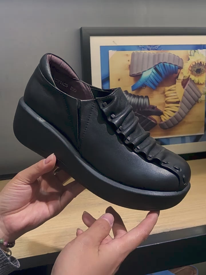 Mocassins à talon compensé en cuir décontractés à enfiler pour femmes, chaussures de plateforme avec design plissé en noir de couleur personnalisée