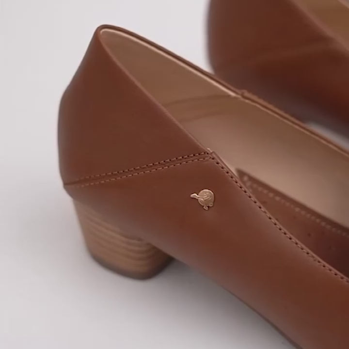 Mocassins à bout carré en cuir fait main, en marron/blanc