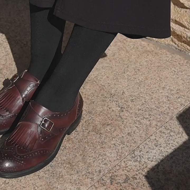 Chaussures de kiltie à boucle en cuir pleine fleur faites main pour femmes, en bleu/café