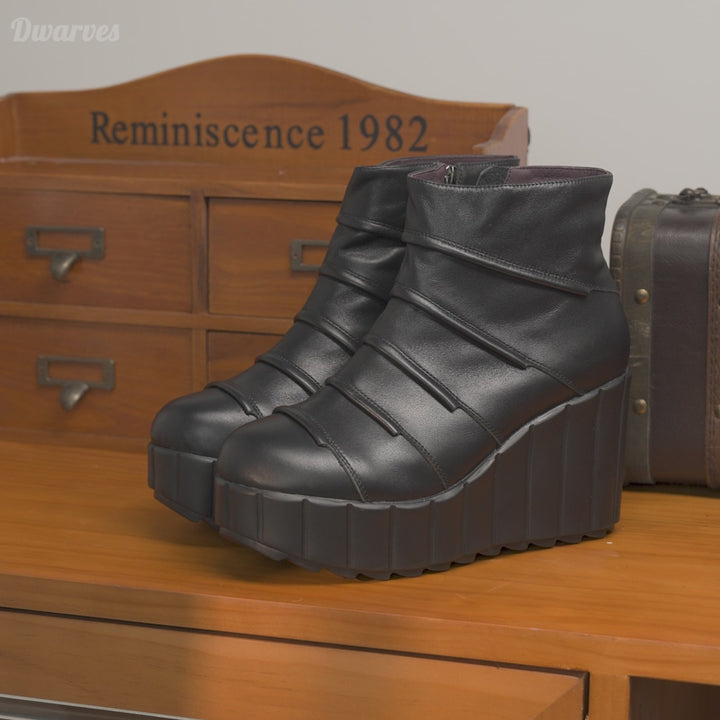 Bottes courtes en cuir à plateforme compensée faites à la main sur mesure pour femmes, zip sur le côté et design rayé, en noir