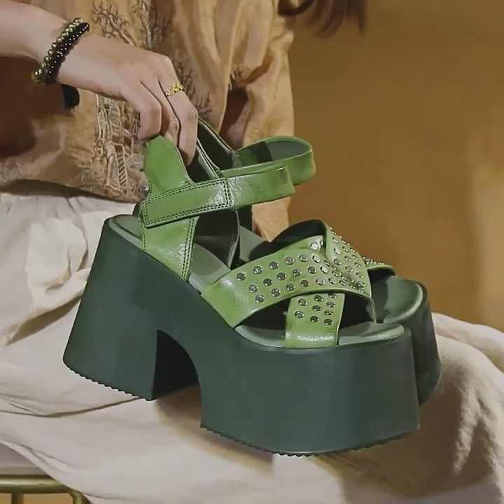 Sandales slingback à plateforme audacieuses de 110 mm avec sangles en X cloutées et fermeture Velcro en vert/noir