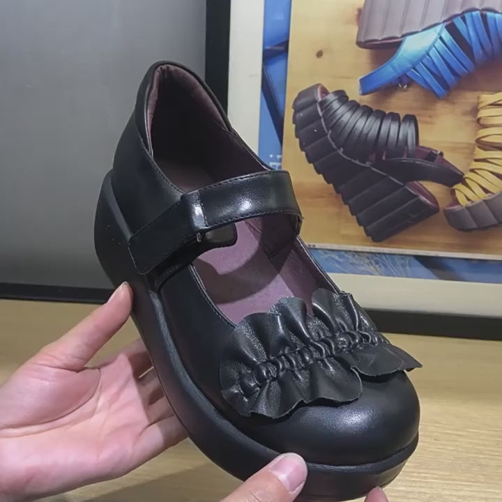 Chaussures à plateforme Mary Jane rétro en cuir pour femmes avec bande Velcro et design à volants en noir de couleur personnalisée