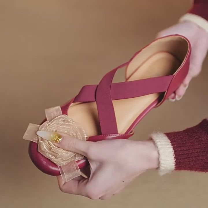 Ballerine Mary Jane en cuir avec sangles croisées élégantes et détail floral en rouge vin/beige/argent