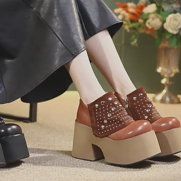 Bottes à plateforme chunky 105mm audacieuses pour femmes avec fermeture éclair et design clouté en noir/marron