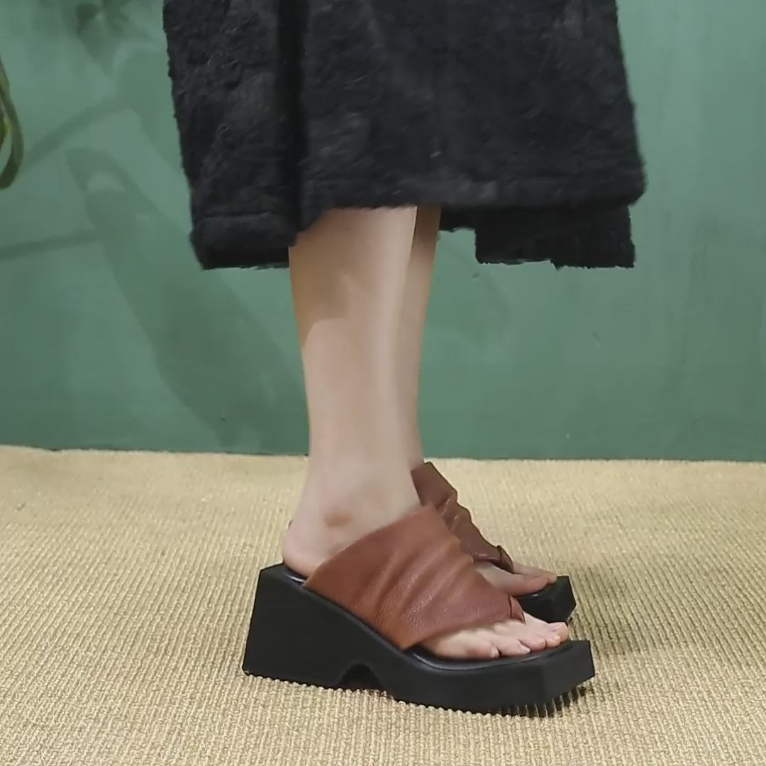Sandales à plateforme en cuir de vache rétro, 80 mm, avec lanière entre les orteils pour femmes en noir/marron
