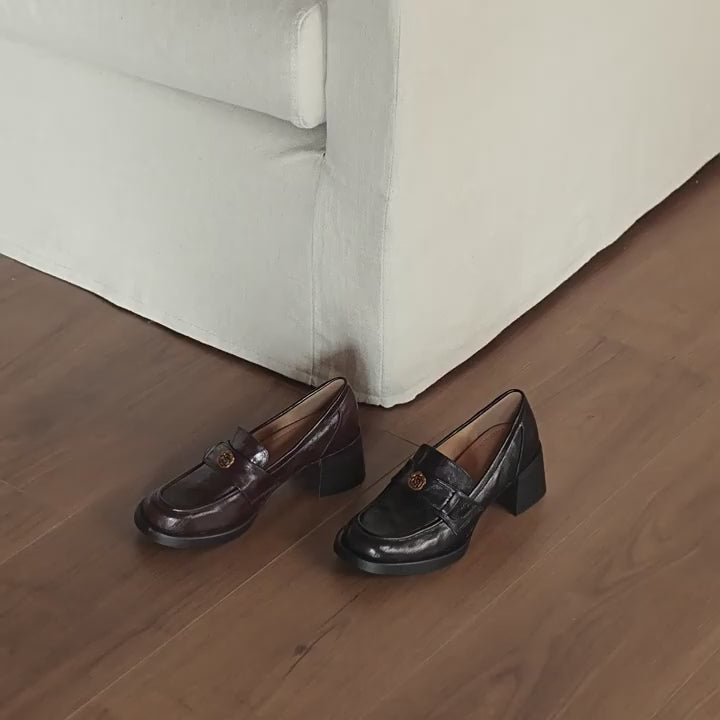 Mocassins chunky en peau de mouton rétro avec détails en métal camélia en café/noir