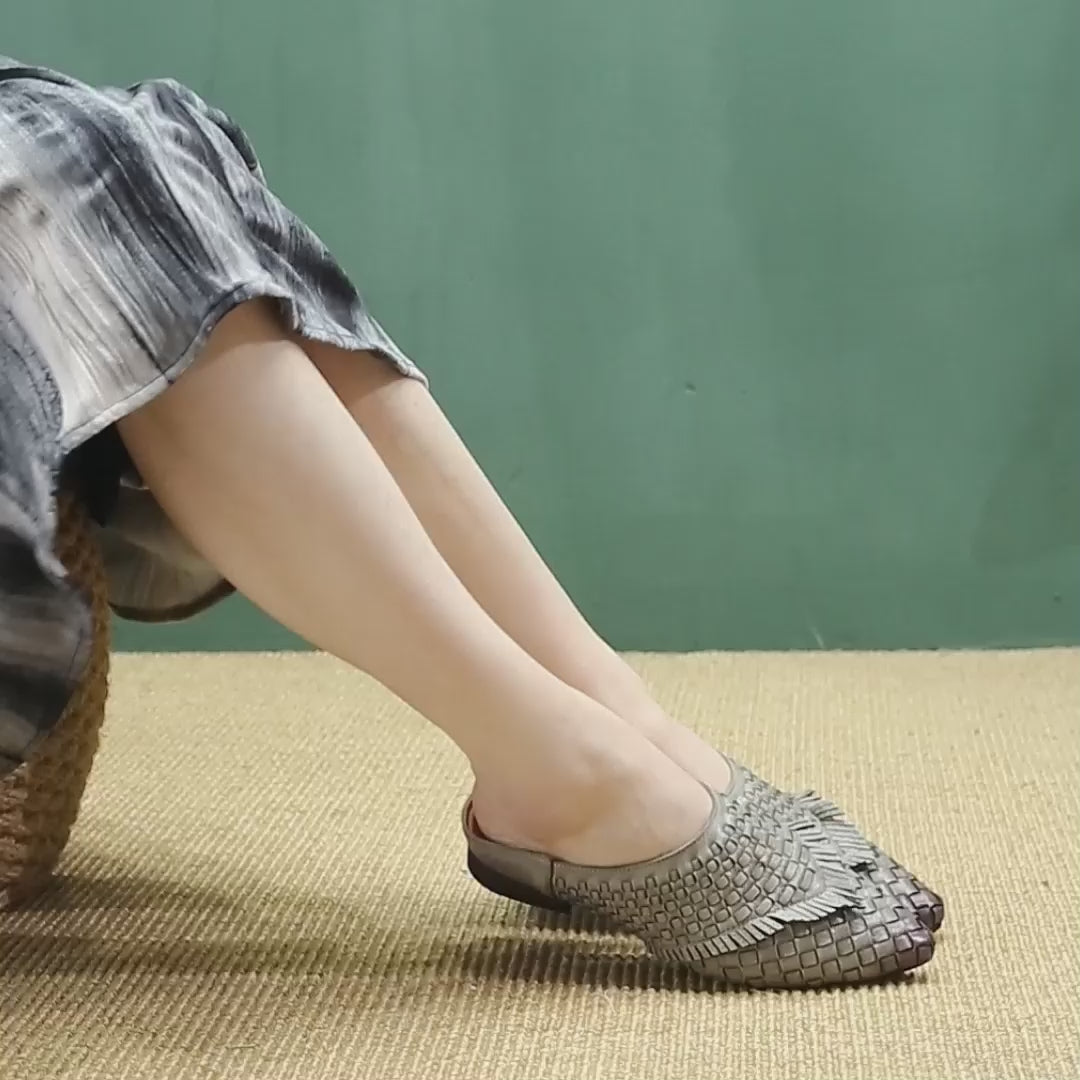 Mules en cuir tressé fait main pour femmes à bout pointu avec pompon en gris/beige