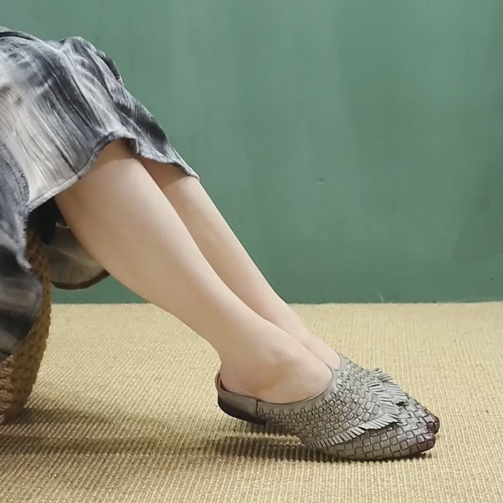 Mules en cuir tressé fait main pour femmes à bout pointu avec pompon en gris/beige