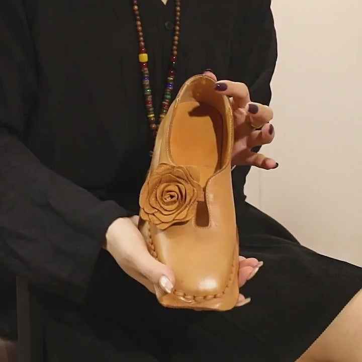 Ballerines en cuir lavé élégantes avec embellissement floral en camel/café