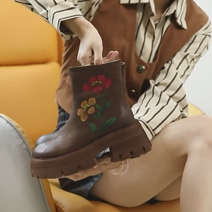 Bottes rétro en cuir à plateforme de 70 mm pour femmes avec décoration de fleurs peintes à la main en café/noir