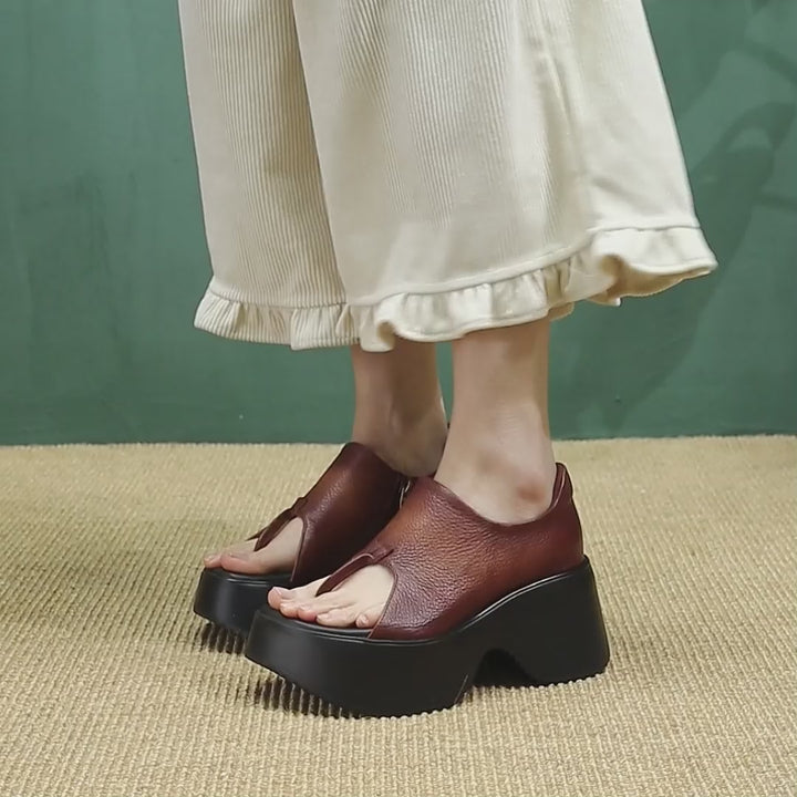Sandales à plateforme en cuir rétro avec lanière entre les orteils et fermeture éclair sur le côté en noir/marron