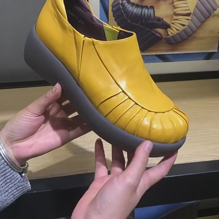 Mocassins à talon compensé en cuir rétro à enfiler pour femmes, chaussures de plateforme décontractées avec design plissé en noir de couleur personnalisée